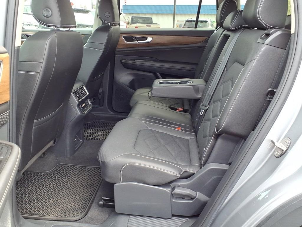 2025 Volkswagen Atlas 2.0T SE