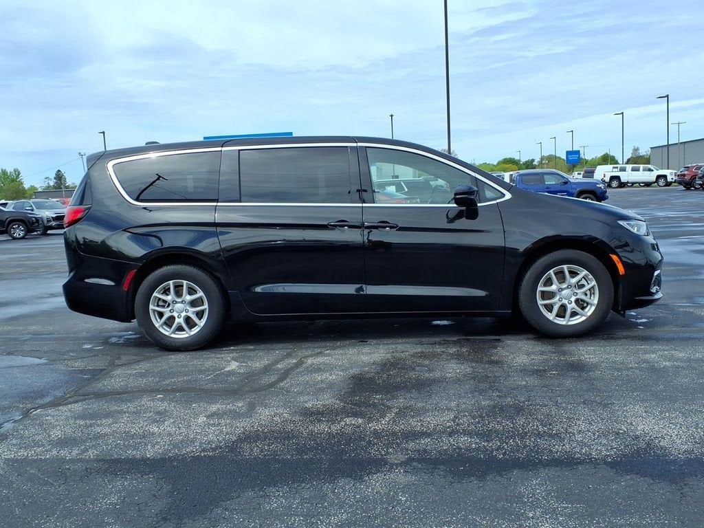 2025 Chrysler Pacifica Select