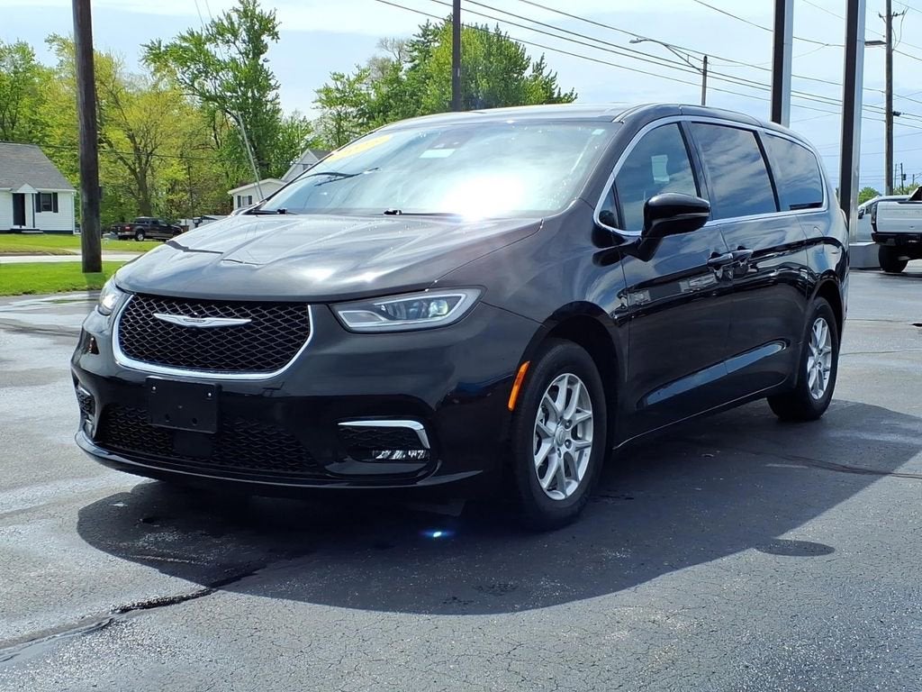 2025 Chrysler Pacifica Select